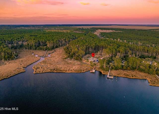 Property at 347 Osprey Point Rd, Beaufort, NC 28516, 2 beds, 3 baths