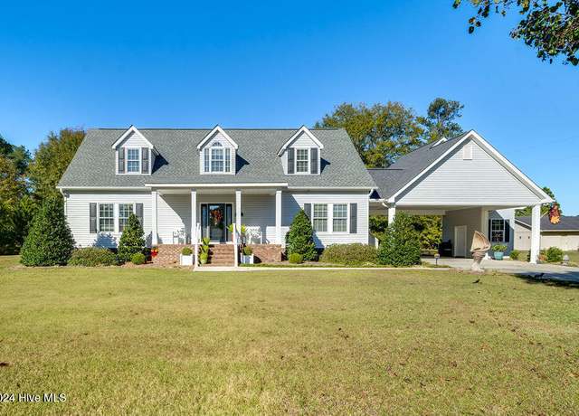 Property at 917 E Main St, Rose Hill, NC 28458, 3 beds, 2.5 baths