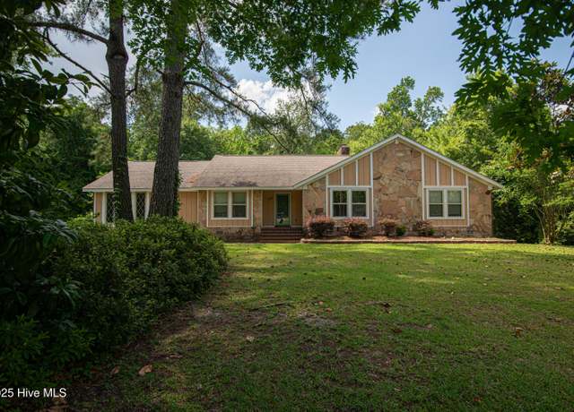 Property at 107 Courtland Dr, Jacksonville, NC 28546, 5 beds, 3 baths