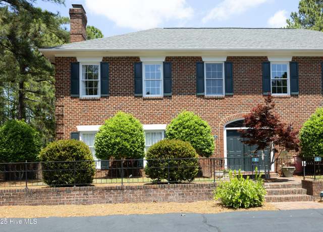 Property at 3 Drayton Ct, Southern Pines, NC 28387, 3 beds, 2.5 baths