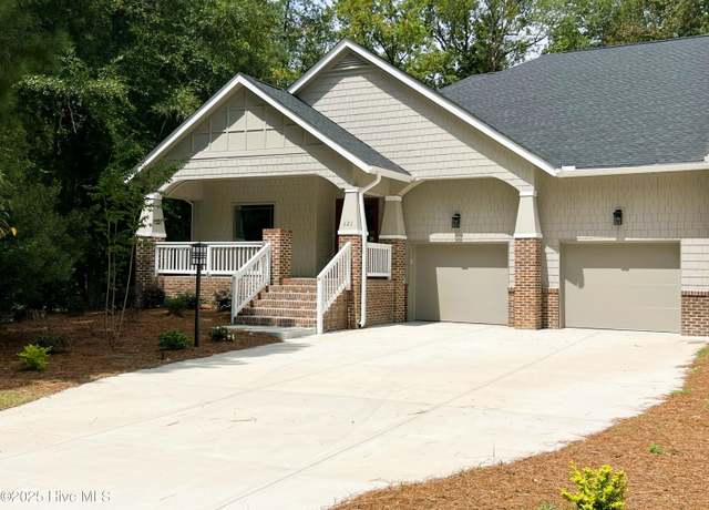 Property at 121 Lamplighter Village Dr, Pinehurst, NC 28374, 4 beds, 3.5 baths