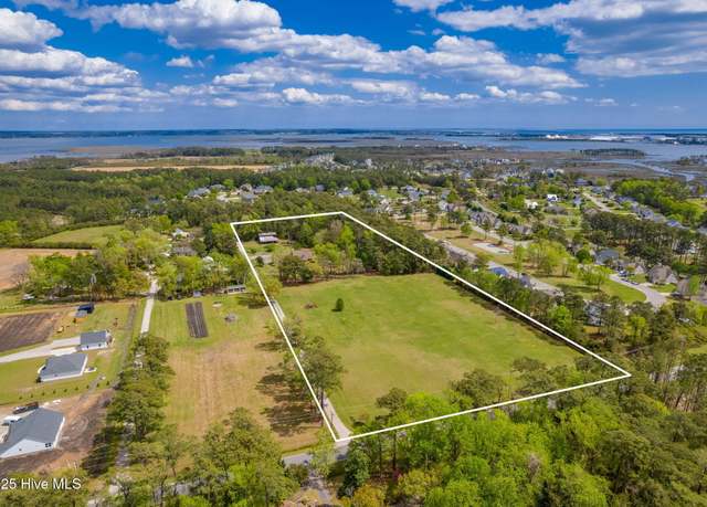 Property at 1630 N 20th St, Morehead City, NC 28557, 4 beds, 3.5 baths