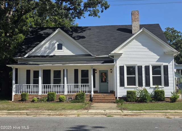 Property at 402 W Roseboro St, Roseboro, NC 28382, 3 beds, 2 baths