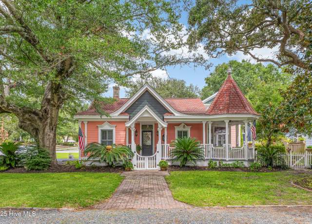 Property at 316 W St George St, Southport, NC 28461, 3 beds, 2 baths