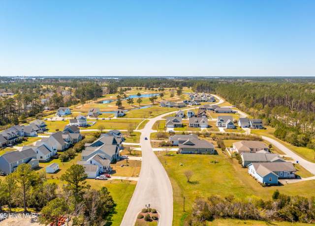 Property at 101 Finch Dr, Beaufort, NC 28516, 3 beds, 2 baths