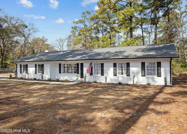 Property at 4112 Country Club Rd, Morehead City, NC 28557, 4 beds, 2 baths