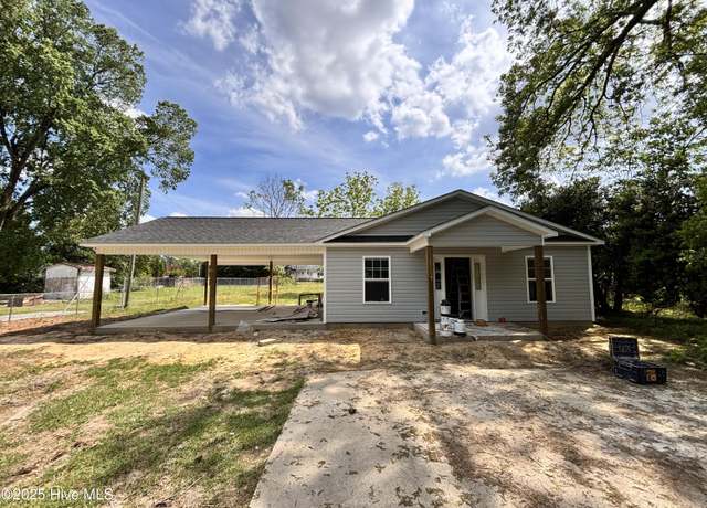 Property at 529 Fayetteville St, Clinton, NC 28328, 3 beds, 2 baths