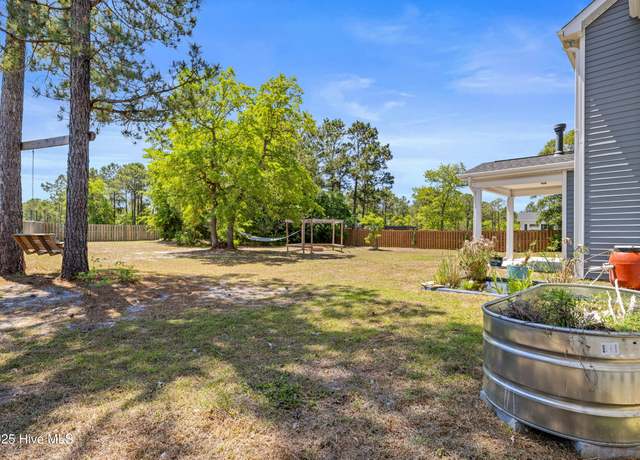 Property at 926 Needlerush Rd, Sneads Ferry, NC 28460, 5 beds, 3.5 baths