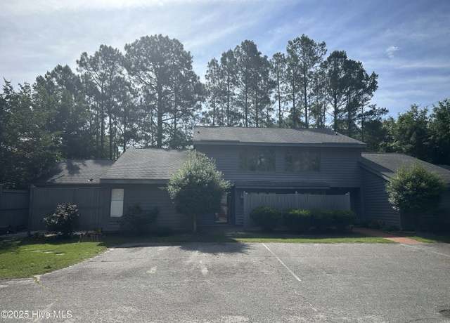 Property at 402 Sherbrooke Cir, Laurinburg, NC 28352, 2 beds, 2.5 baths