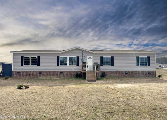 Property at 110 Oak Dr, Warsaw, NC 28398, 3 beds, 2 baths