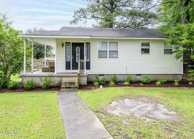 Property at 918 Meadows St, New Bern, NC 28560, 3 beds, 2 baths