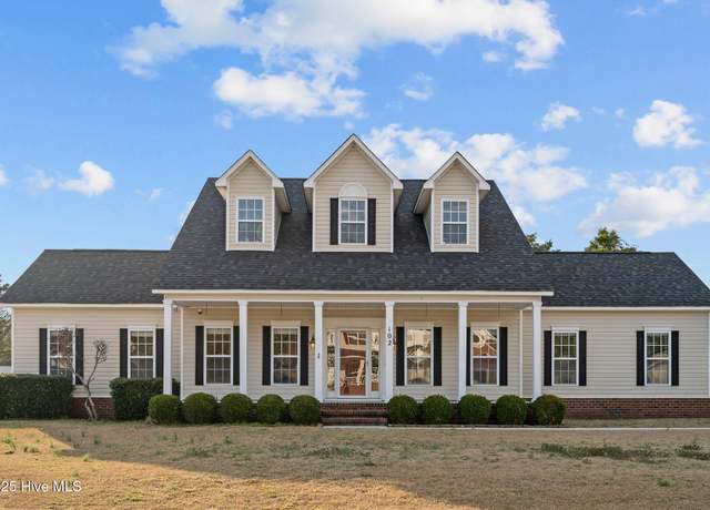 Property at 102 Pleasant Ct, Jacksonville, NC 28540, 4 beds, 2.5 baths