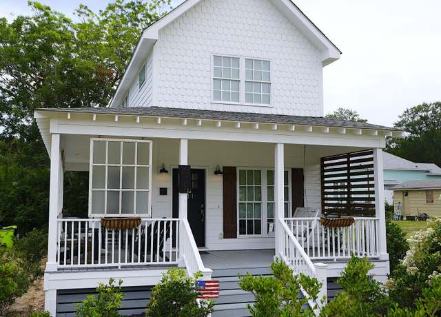 Property at 611 Burrington Ave, Southport, NC 28461, 3 beds, 2.5 baths