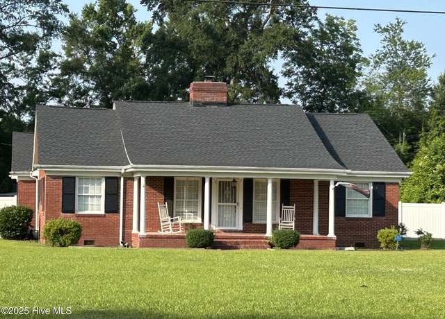 Property at 1405 W Church St, Laurinburg, NC 28352, 2 beds, 2.5 baths
