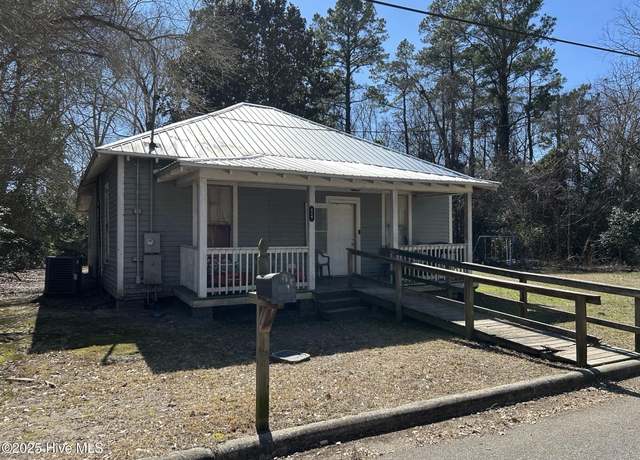 Property at 417 Cleveland St, Laurinburg, NC 28352, 3 beds, 1 bath