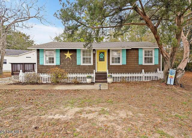 Property at 418 Stuart Ave, Southport, NC 28461, 3 beds, 1 bath