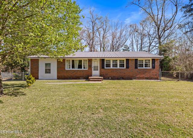 Property at 521 Forest Cir, Jacksonville, NC 28540, 3 beds, 2 baths