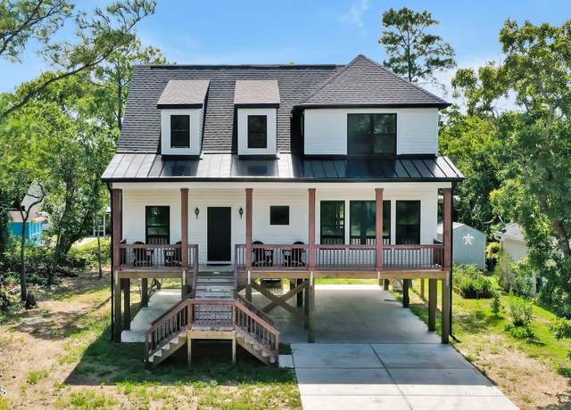 Property at 136 N Middleton Ave, Oak Island, NC 28465, 3 beds, 2.5 baths