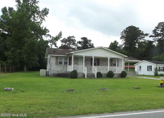 Property at 225 W South St, Rose Hill, NC 28458, 3 beds, 2 baths