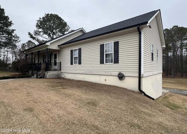 Property at 207 Jordan Bluff Dr, Pikeville, NC 27863, 3 beds, 2 baths