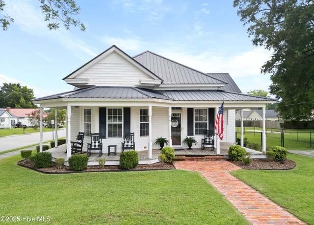 Property at 300 E Hargett St, Richlands, NC 28574, 3 beds, 2 baths