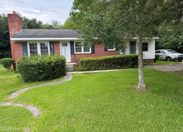 Property at 2426 Hobbton Hwy, Clinton, NC 28328, 2 beds, 1.5 baths