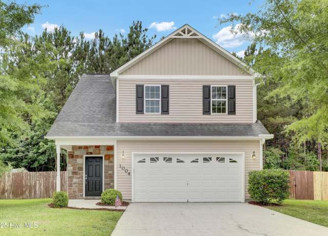 Property at 1004 Hollyfield Ct, Jacksonville, NC 28546, 3 beds, 2.5 baths