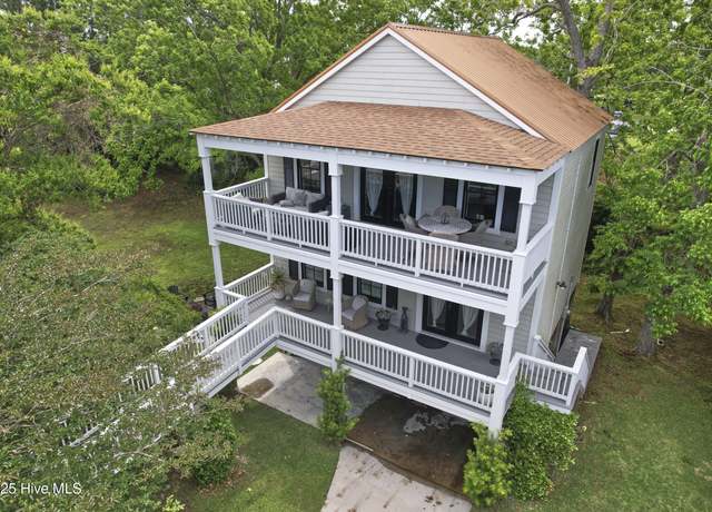 Property at 297 Broad St, Oriental, NC 28571, 3 beds, 2 baths