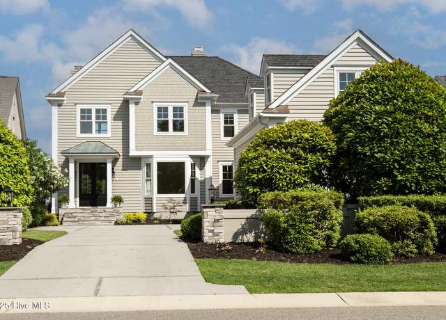 Property at 1401 Regatta Dr, Wilmington, NC 28405, 4 beds, 4.5 baths