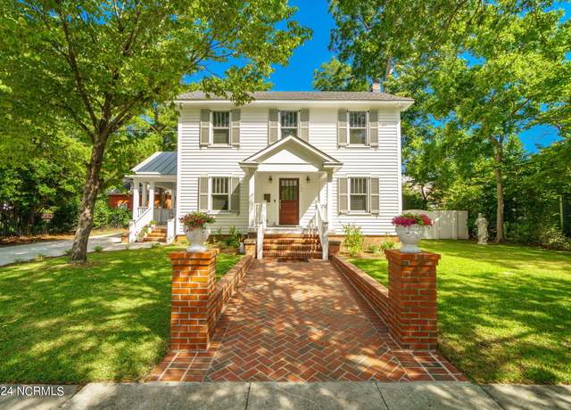 Property at 404 Avenue C, New Bern, NC 28560, 3 beds, 2.5 baths