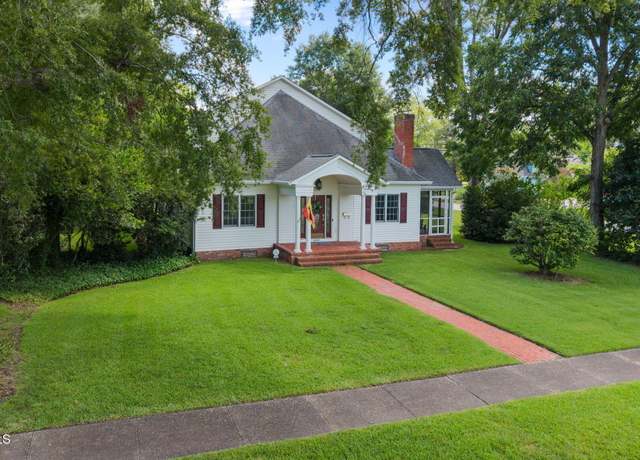Property at 1609 Lucerne Way, New Bern, NC 28560, 4 beds, 3 baths