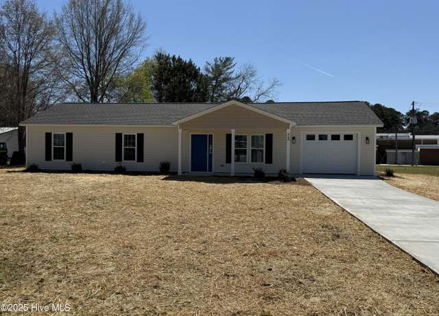 Property at 360 Oak St, Roseboro, NC 28382, 3 beds, 2 baths