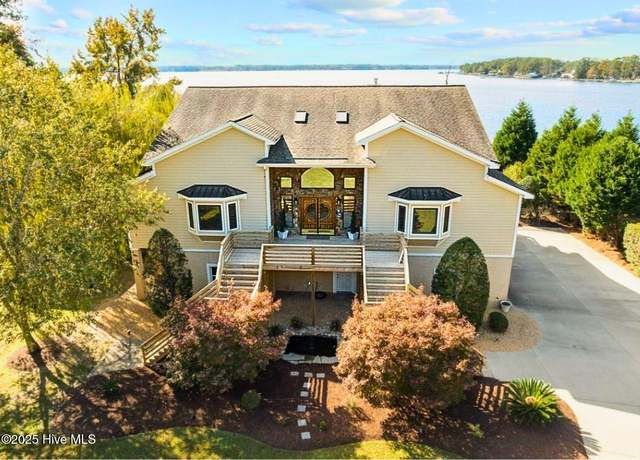 Property at 123 Riverview Dr, Washington, NC 27889, 4 beds, 4 baths