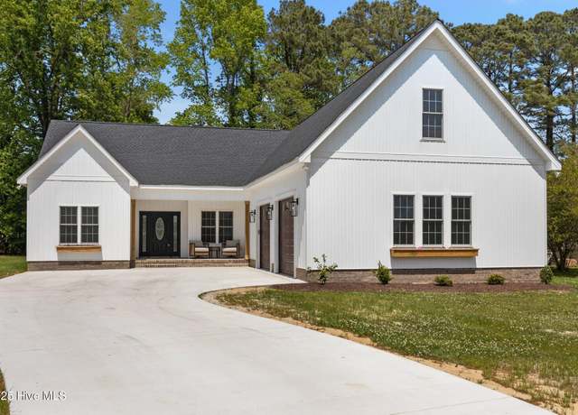 Property at 210 Crown Dr, Washington, NC 27889, 3 beds, 2 baths