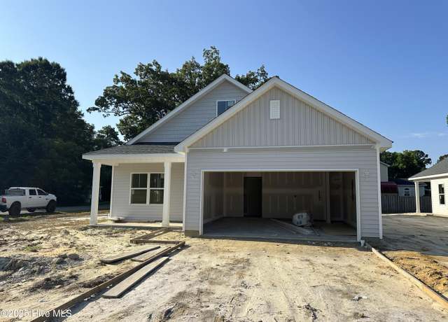 Property at 301 W Satchwell St, Burgaw, NC 28425, 3 beds, 2 baths