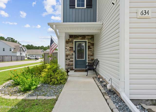 Property at 634 Aurora Pl, Hampstead, NC 28443, 3 beds, 2.5 baths