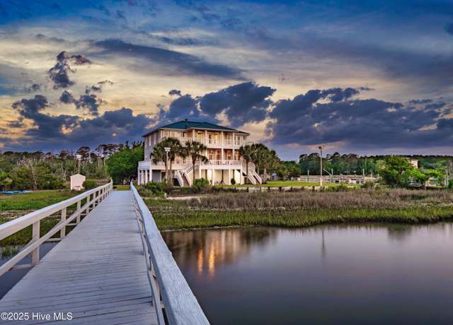 Property at 5624 Captains Ln, Wilmington, NC 28409, 4 beds, 4.5 baths