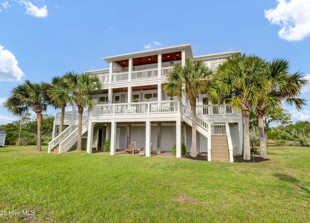 Property at 5624 Captains Ln, Wilmington, NC 28409, 4 beds, 4.5 baths