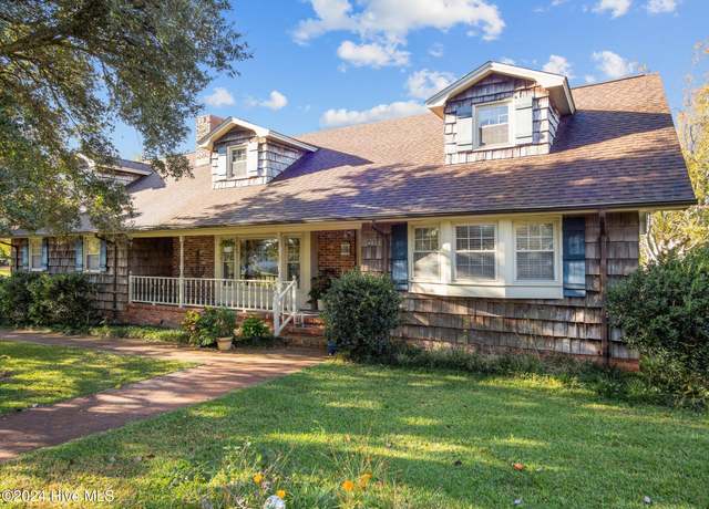 Property at 403 W Spring St, Swansboro, NC 28584, 5 beds, 3.5 baths