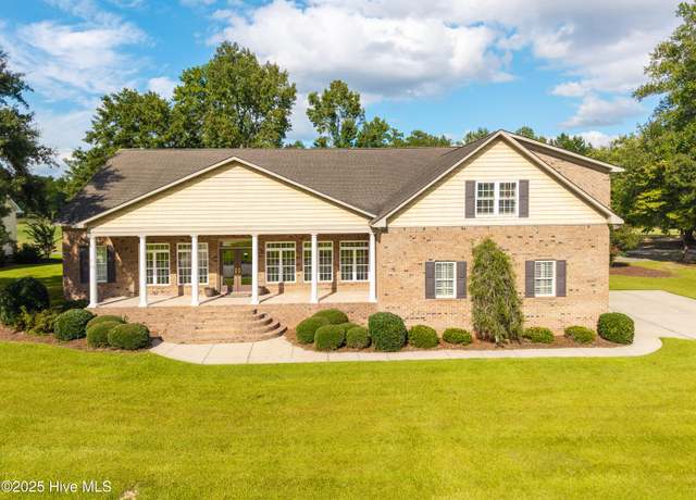 Property at 906 Taberna Cir, New Bern, NC 28562, 4 beds, 3.5 baths
