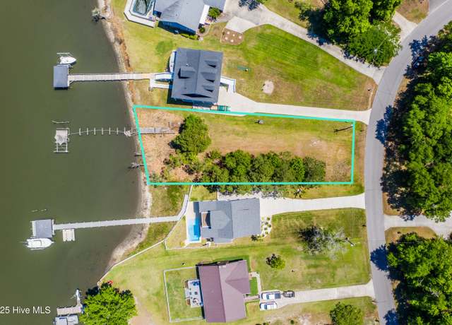 Property at 527 Chadwick Shores Dr, Sneads Ferry, NC 28460