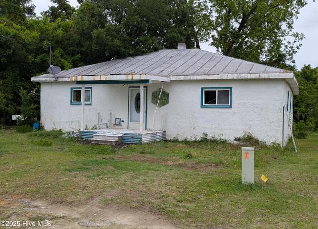 Property at 303 E Jones St, Trenton, NC 28585, 3 beds, 1 bath