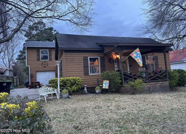 Property at 115 E Pine St, Williamston, NC 27892, 3 beds, 2.5 baths