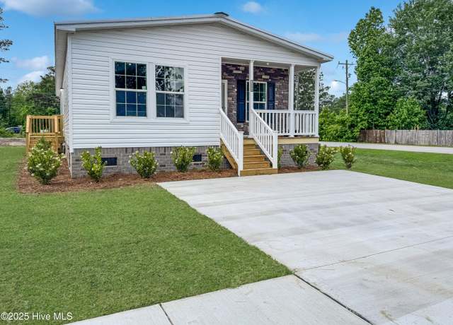 Property at 1005 Pine Ridge Ct, Castle Hayne, NC 28429, 3 beds, 2 baths