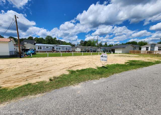 Property at 27 Moore St, Elizabethtown, NC 28337