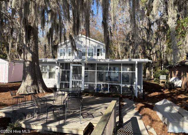 Property at 400 Canal Cove Rd, Lake Waccamaw, NC 28450, 4 beds, 2.5 baths