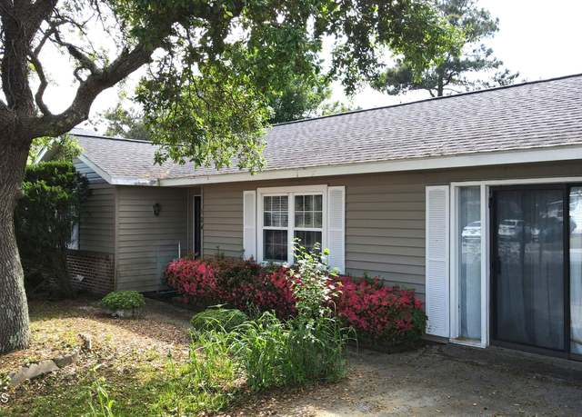 Property at 124 Jefferson St, Beaufort, NC 28516, 3 beds, 1 bath