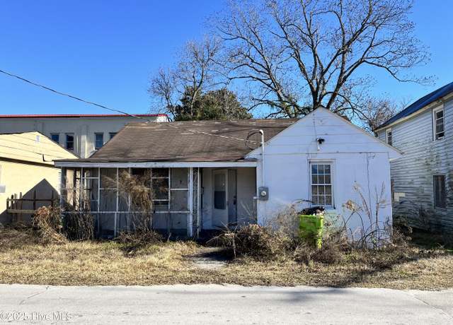 Property at 828 Murray St, New Bern, NC 28560, 3 beds, 2 baths