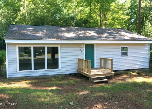 Property at 323 W Hay St, Whiteville, NC 28472, 2 beds, 1 bath