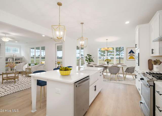 Property at 209 Windswept Ln, Beaufort, NC 28516, 4 beds, 2.5 baths